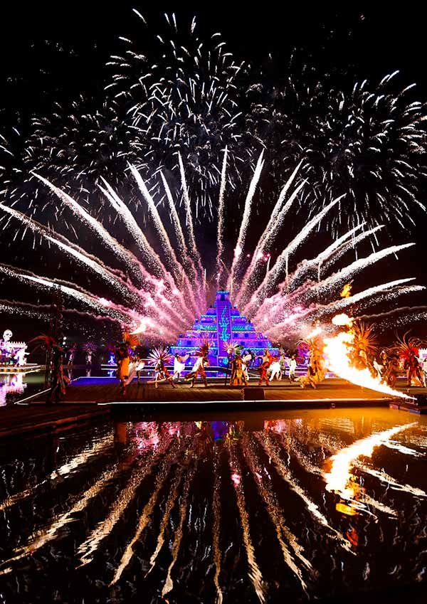 Fuegos artificiales sobre el agua
